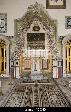 Fontaine ornementale dans le palais de Topkapi à Istanbul, Turquie Banque D'Images