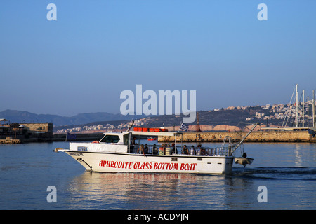 Aphrodite le bateau à fond de verre dans le port de plaisance de La Canée, Crète, Grèce. Banque D'Images