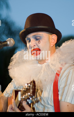 Musiciens habillée et maquillée comme un clown jouant de la guitare sur scène Banque D'Images