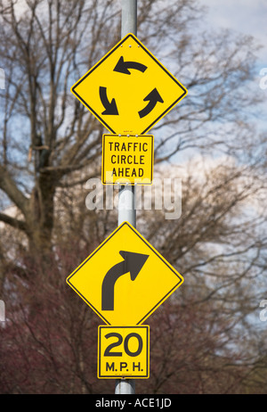 Rond-point, cercle, flèche, 20 MPH, KM/H, LIMITATION DE VITESSE, décision, qui manière, lente, ATTENTION, ATTENTION, Banque D'Images