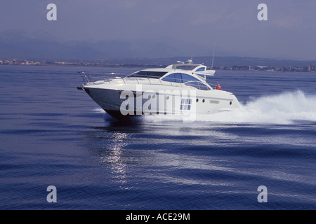 Azimut 62S Luxury Motor Yacht - exploité par Peters OPAL de Cala D'Or - en cours dans la baie de Palma, Majorque, Îles Baléares Banque D'Images