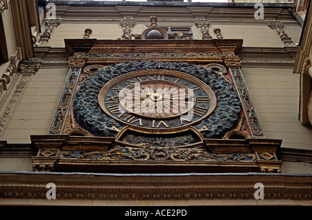 Gros Horloge réveil d'une seule main du 16ème siècle, Rue du Gros Horloge, Rouen, Normandie, France Banque D'Images