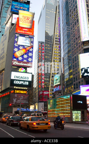 Les signes lumineux de Times Square à New York City, New York USA Banque D'Images