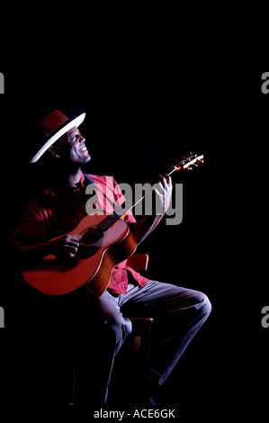 Folk blues interprète Eric Bibb au Queens theatre Barnstaple pendant le Festival du nord du Devon. Banque D'Images