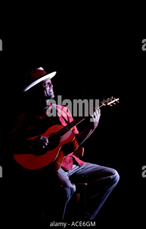 Folk blues interprète Eric Bibb au Queens theatre Barnstaple pendant le Festival du nord du Devon. Banque D'Images