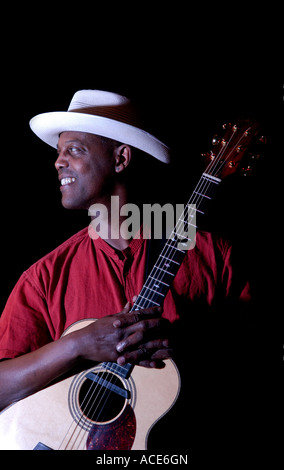 Folk blues interprète Eric Bibb au Queens theatre Barnstaple pendant le Festival du nord du Devon. Banque D'Images