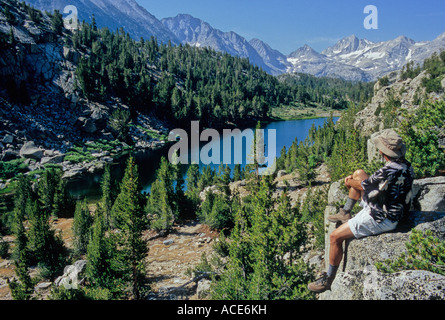 Man enjoying view sur Vallée, non loin de Mammoth Lakes, Californie Banque D'Images