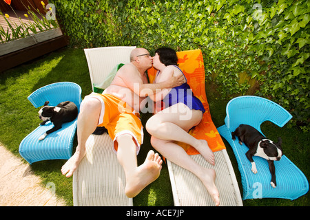 Couple sur les chaises de parterre en arrière-cour Banque D'Images