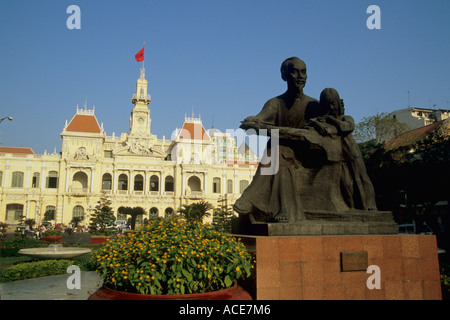 Vietnam Ho Chi Minh City Saigon Personnes s'ancien comité de ville française statue de Ho Chi Minh Banque D'Images