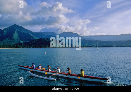 Pirogue dans la baie de Hanalei sur Kauai, vu depuis le quai d'Hanalei Banque D'Images