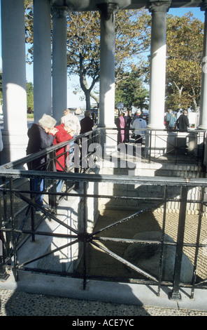 Les touristes à la recherche et à photographier le Plymouth Rock Stone à Plymouth au Massachusetts USA Banque D'Images