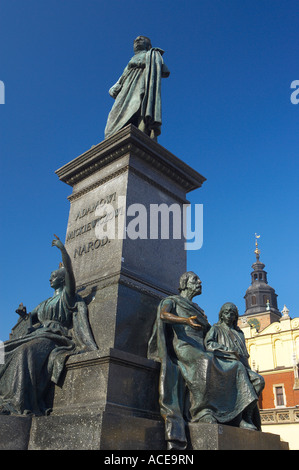 Adamowi Mickiewiczowi statue de chiffon, située sur la place principale du marché de Cracovie Pologne Cracovie Rynek Glowny Banque D'Images