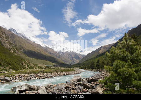 L'Himachal Pradesh Inde Kinnaur Baspa Valley Village de Chitkul 3460m vue sur la vallée avec rivière baspa et montagnes enneigées en Banque D'Images