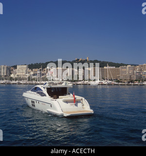 Azimut 62S Luxury Motor Yacht - exploité par Peters OPAL de Cala D'Or - au départ de Palma de Majorque, Espagne. Banque D'Images