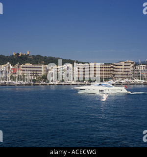 Azimut 62S Luxury Motor Yacht - exploité par Peters OPAL de Cala D'Or - au départ de Palma de Majorque avec le château de Bellver et Paseo Banque D'Images