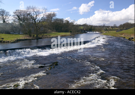 Un Wier sur la rivière Wharfe, Yorkshire Dales National Park, Royaume-Uni, à Grassington Banque D'Images