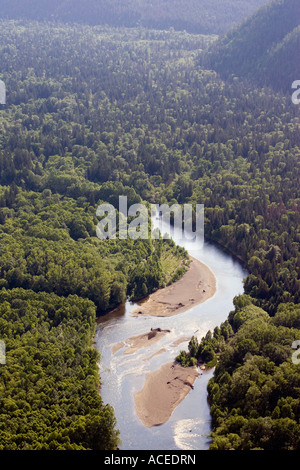 Komsomolsk Russie Juin 2007 Une rivière coule dans une région éloignée de la forêt de la taïga sibérienne Banque D'Images