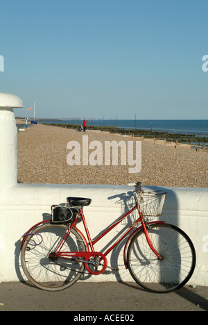 Chers Location rouge appuyé contre mur blanc à Littlehampton West Sussex England United Kingdom UK Banque D'Images