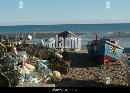 Bateaux de pêche bleu et des casiers à homard sur plage près de Promenade de Littlehampton West Sussex England United Kingdom UK Banque D'Images