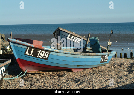 Bateaux de pêche bleu et des casiers à homard sur plage de Littlehampton West Sussex England United Kingdom UK Banque D'Images