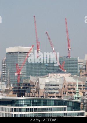 Antenne semi de ville de ville de Londres avec les grues rouges s'élevant au-dessus de bureaux comme un nouveau développement s'élève vers le ciel Banque D'Images