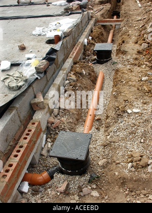 Faute de système de drainage pour nouvelle maison avec des tuyaux en plastique & trou montre combler linteau où pipes passent sous les murs zoxf Banque D'Images