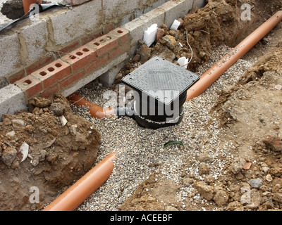 Faute de système de drainage pour nouvelle maison avec des tuyaux en plastique & trou montre combler linteau où pipes passent sous les murs zoxf Banque D'Images