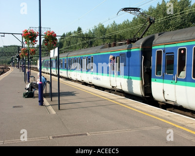 Près de la gare de Brentwood Shenfield avec Premier Grand train de l'est l'attente à la porte de la plate-forme de type slam voitures Banque D'Images