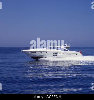 Azimut 62S Luxury Motor Yacht exploité par Peters de Cala D'opale ou en cours au large de la côte sud de Majorque Îles Baléares Sp Banque D'Images