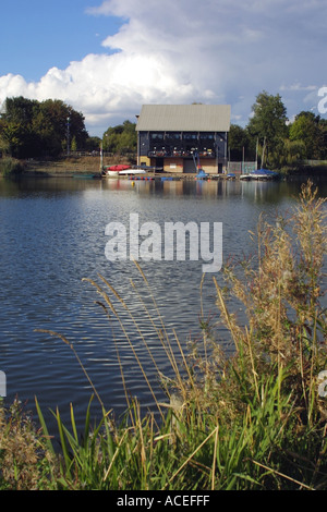 La campagne au centre du lac de la vallée de la flèche Redditch Worcestershire Banque D'Images