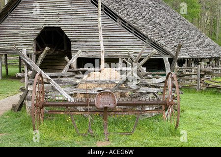 Vieux morceau de machines agricoles (hay rake) dans la région de Great Smoky Mountains National Park. Banque D'Images