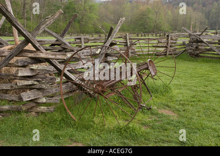 Vieux morceau de machines agricoles (hay rake) dans la région de Great Smoky Mountains National Park. Banque D'Images