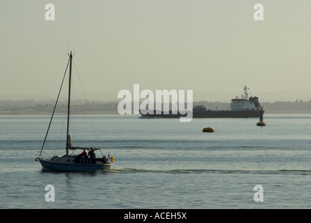 Voyage dans le Solent entre Cowes et Southampton est l'eau. Banque D'Images