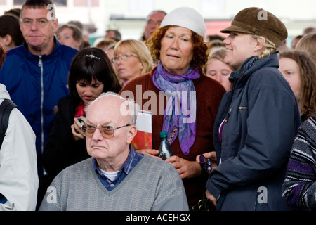 Les hommes plus âgés et woman at outdoor concert de musique live, comté de Kerry, Irlande Banque D'Images