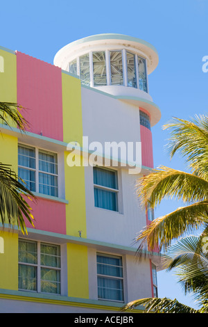 Au sommet de la tour de l'hôtel Waldorf Towers un exemple de l'architecture art déco sur Ocean Drive à South Beach, Miami, Floride. Banque D'Images