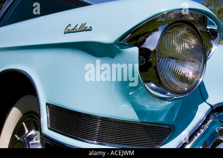 Plaque phare avant chrome et volant d'une Cadillac bleu poudre 1957 classic car Banque D'Images