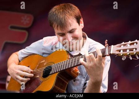 Homme jouant de la guitare acoustique à live concert en plein air Banque D'Images