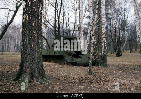 Les vestiges d'un char soviétique T-34 dans l'ancien dépôt de munitions britanniques, Ruhleben, Berlin, Allemagne. Banque D'Images