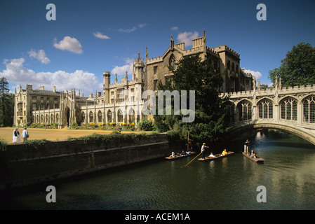 Promenades en barque sur la rivière Cam sous le Pont des Soupirs par St John's College de Cambridge Banque D'Images