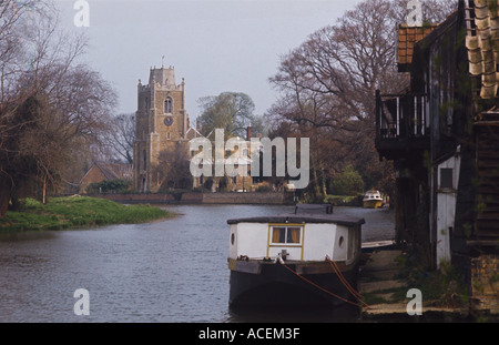 Église de St James 12e siècle sur la rivière Great Ouse haut de la spire est tombée dans la rivière en 1741 Banque D'Images