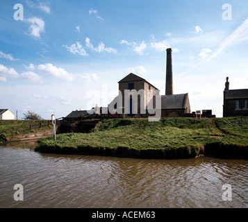 Station de pompage à vapeur sur l'ancienne rivière de l'Ouest comme la Great Ouse est appelé localement au sud d'Ely Cambs Banque D'Images