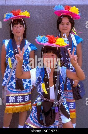 Trois enfants en costumes festival colorés posent pour une photo pendant la Sansha Taisai Festival dans la ville de Hachinohe Banque D'Images