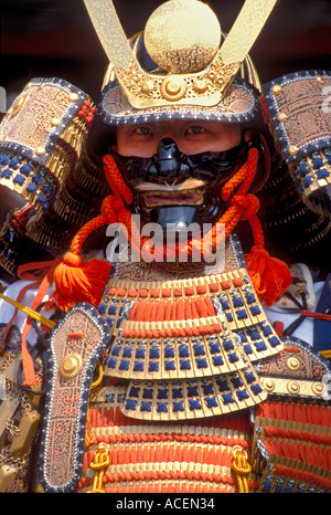 Homme en armure de samurai plein participe au festival Sannosai Banque D'Images