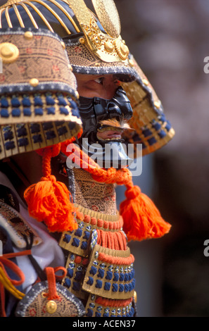 Homme en armure de samurai plein participe au festival Sannosai Banque D'Images