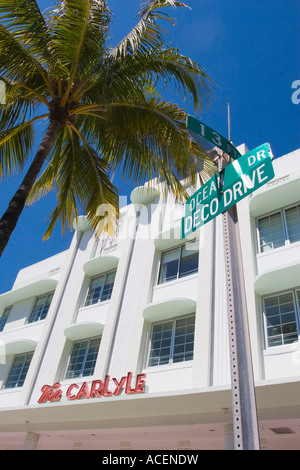 Architecture Art déco de l'hôtel Carlyle avec Ocean Drive et Déco Route des plaques de rue et palm tree South Beach Miami Floride Banque D'Images