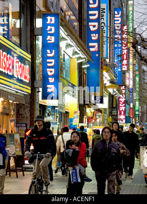 Shoppers à marcher le long trottoir en s Tokyo Akihabara quartier de l'électronique grand public Banque D'Images