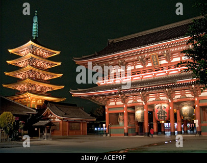 La pagode de cinq étages et l'entrée principale du temple Sensoji à Asakusa Tokyo est illuminé la nuit Banque D'Images