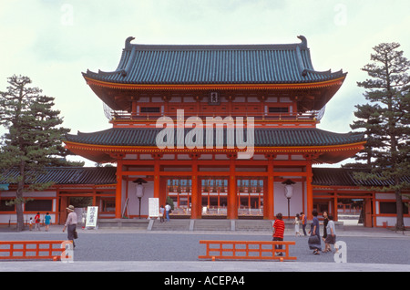 Entrée principale de l'époque Heian Jingu à Kyoto datant des années 1000 lorsque le Protocole de Kyoto a été la capitale Japans Banque D'Images