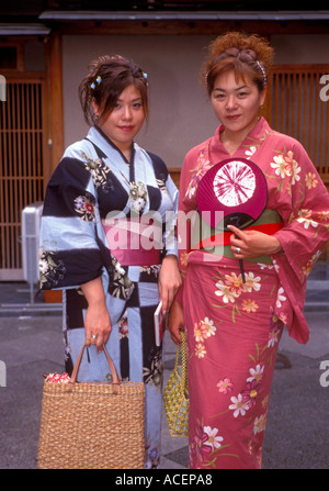 Deux jeunes filles portant des robes yukata d'été en se promenant dans la Pontocho à Kyoto Banque D'Images