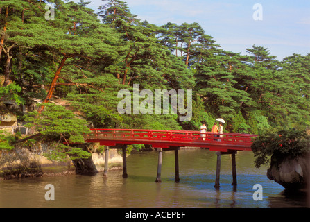 Pont au-dessus d'une île de Matsushima une région connue pour sa beauté naturelle Banque D'Images